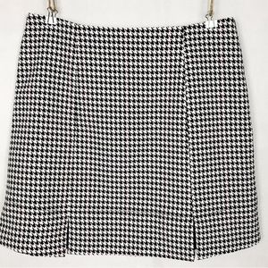 Mini skirt, short plated skirt.